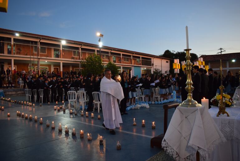 La adoración al santísimo formó parte del encuentro de la familia en la escuela - colegio Virgen Poderosa.