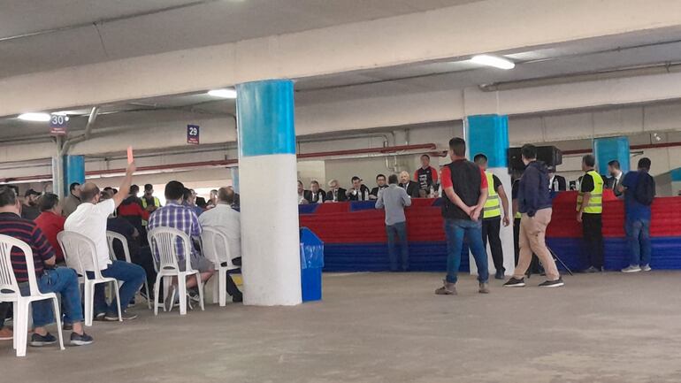 La Asamblea Ordinaria de Cerro Porteño para la lectura y aprobación del balance del período 2023 en el estacionamiento de La Nueva Olla, en Asunción.