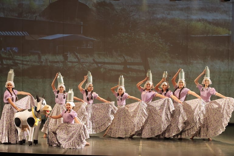 Las bailarinas paraguayas cuando presentaban la obra "La leche de campo" y fueron galardonadas en la categoría infantil.