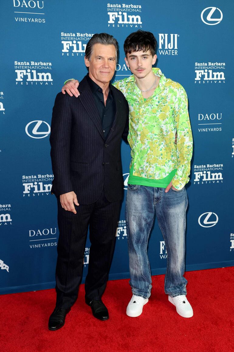 Josh Brolin y Timothée Chalamet antes de la entrega del Premio al Artista del Año de Arlington durante el Festival Internacional de Cine de Santa Bárbara. (Matt Winkelmeyer/Getty Images/AFP)
