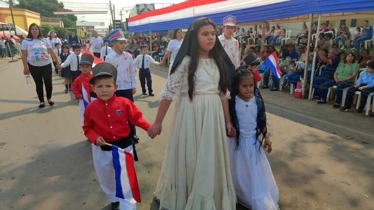 Grupo de alumnos que representó a los Niños Mártires de Acosta Ñu y madres combatientes.