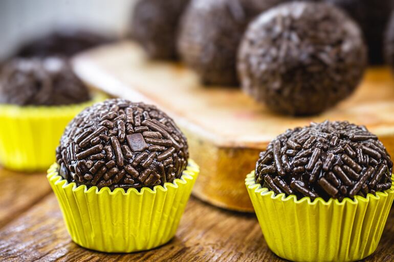 Brigadeiros de chocolate con galletitas.