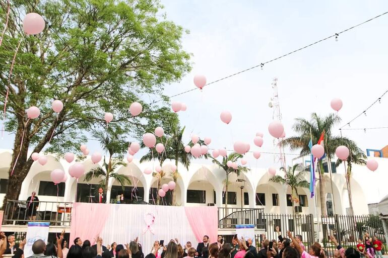 Como llamado de concienciación lanzaron globos rosas al cielo. 