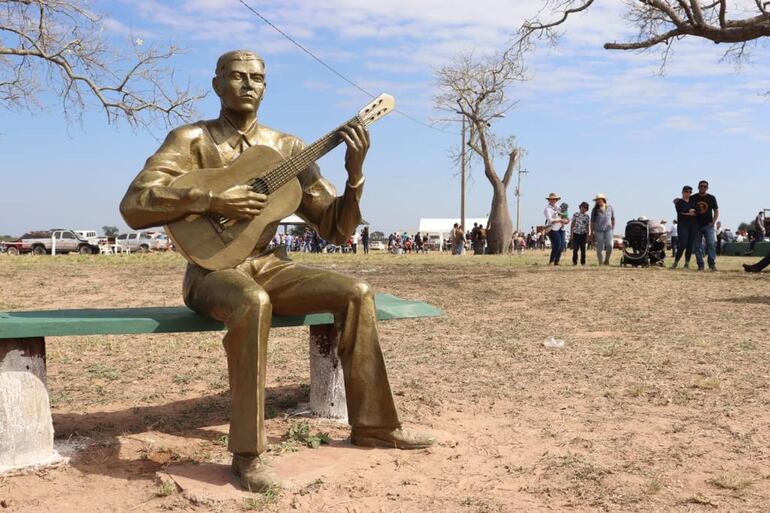 Emiliano R. Fernández, autor de la inmortal epopeya "13 Tuyuti". Una estatua le hace honor en el Fortín Nanawa.