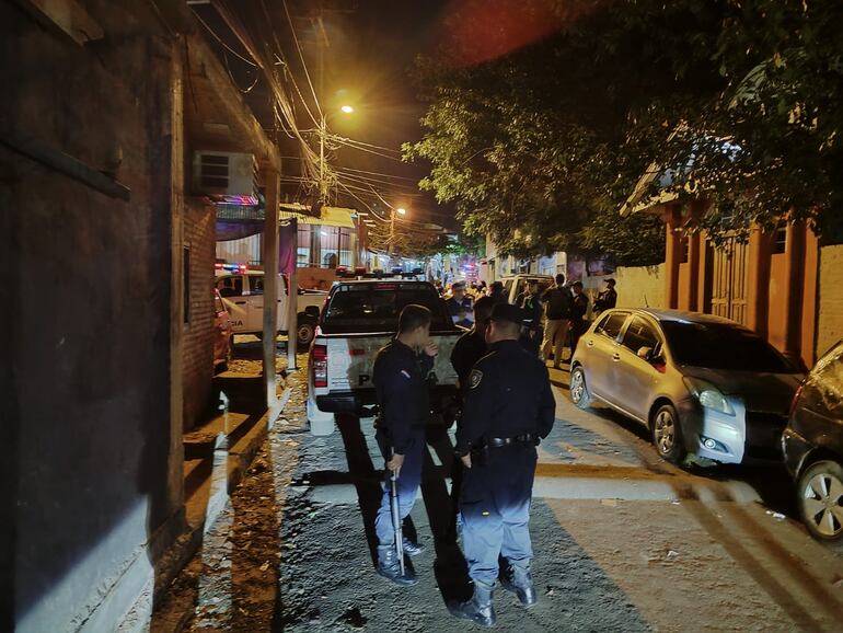 La Policía Nacional realiza un rastrillaje por la Chacarita luego de que el conductor de Moto-Bolt, Johan Sebastián Mereles Bobadilla, haya sido víctima de disparo y asalto.