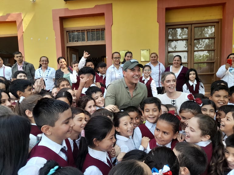 El presidente Peña cuando el año pasado visitaba esta escuela, momento en que el director le comenta la situación de obra abandonada.
