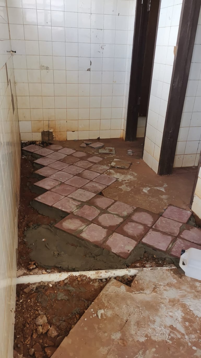 El baño de la escuela se encontraba en un estado calamitoso. Los miembros de la ACE intervinieron y remodelaron modestamente.