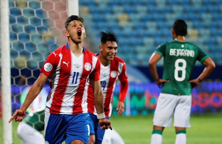 Ángel Romero, futbolista de Paraguay, celebra un gol en el partido por el Grupo B de la Copa América contra Bolivia en el estadio Olímpico, en Goiania, Brasil.