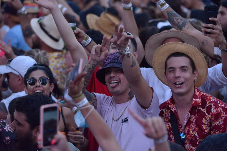 Fans de la cumbia en el José Asunción Flores de San Bernardino.