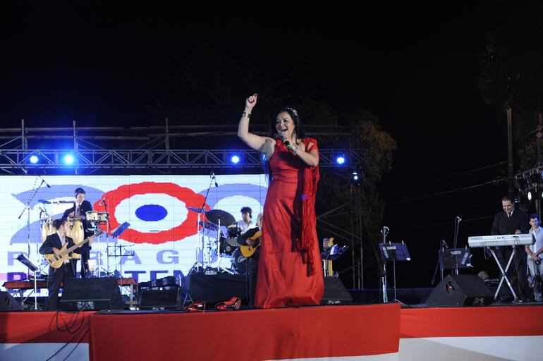 Perla, desde niña dedica su canto a la Virgen de Caacupé, por una promesa hecha por sus padres.