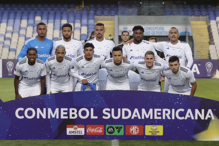 AMDEP205. CONCEPCIÓN (CHILE), 23/04/2024.- Jugadores de Cruzeiro posan en un partido de la fase de grupos de la Copa Sudamericana entre Unión La Calera y Cruzeiro este martes, en el estadio de Concepción (Chile). EFE/ Esteban Paredes Drake
