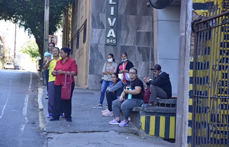 Pasajeros deben soportar largas esperas por los colectivos en las calles, a pesar de los millonarios subsidios que desembolsa el Estado para una mejor prestación.