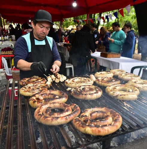 Feria gastronómica y artesana en la plaza Uruguaya.