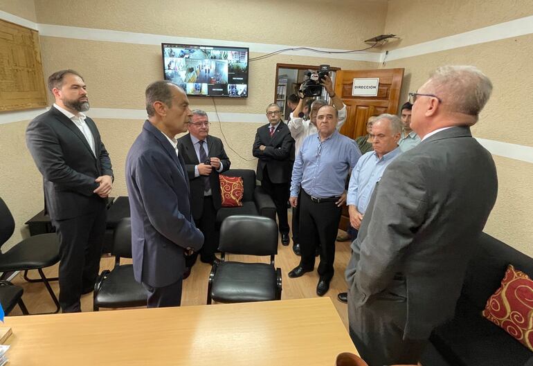 El ministro de Justicia, Ángel Barchini en su visita a la cárcel de Tacumbú en compañía del Fiscal General, Emiliano Rolón.