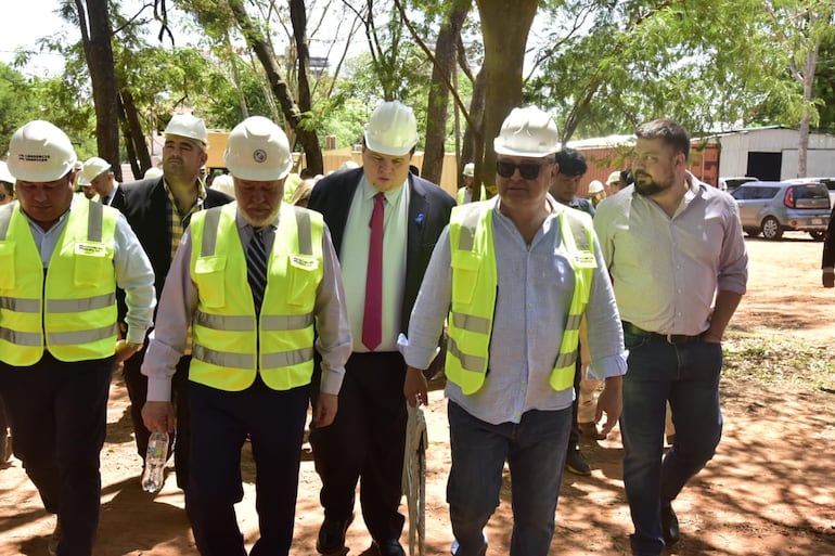 Los miembros de la Comisión "garrote" del Congreso, junto a directivos del Instituto de Previsión Social (IPS), este jueves, en la visita al edificio central de la institución.