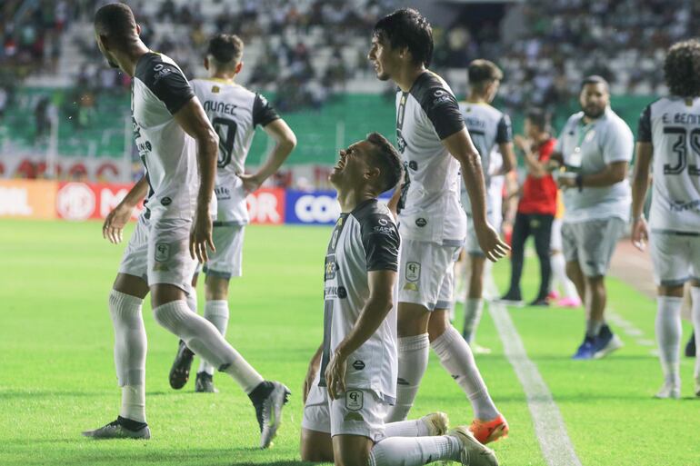 Valdeci (abajo) de Tacuary celebra un gol hoy, en un partido de fase de grupos de la Copa Sudamericana entre Oriente Petrolero y Tacuary en el estadio Ramón 'Tahuichi' Aguilera en Santa Cruz (Bolivia).