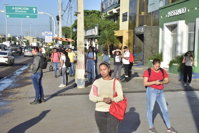 Todos los días los pasajeros se enfrentan a largas esperas. 