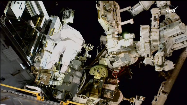 Captura de pantalla de la transmisión realizada por la NASA de la caminata espacial donde se observa a la astronauta Suni Williams mientras reemplaza un reflector planar en las afueras de la nave espacial tripulada SpaceX Dragon. 