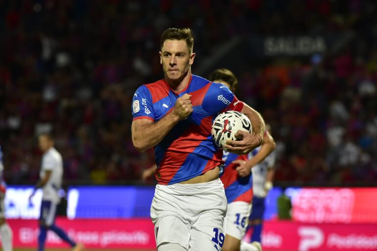 Diego Churín celebra el primer gol de Cerro Porteño ante Ameliano en la victoria  3-2.