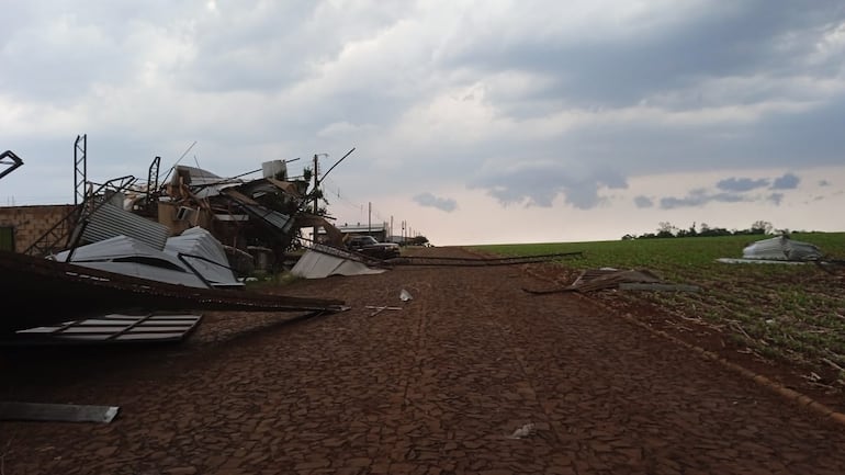 La estructura fue completamente destechada por el fuerte viento.