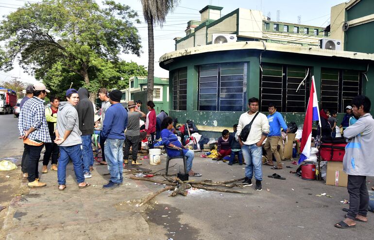 Miembros de pueblos originarios acampando frente a la sede del Indi. (Imagen de archivo)