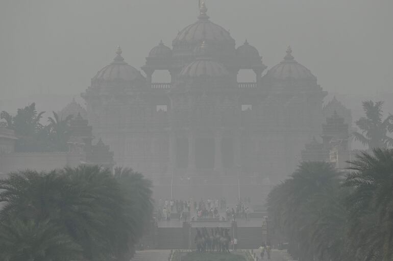 El templo Akshardham, en Nueva Delhi, visto a través de la bruma este jueves.