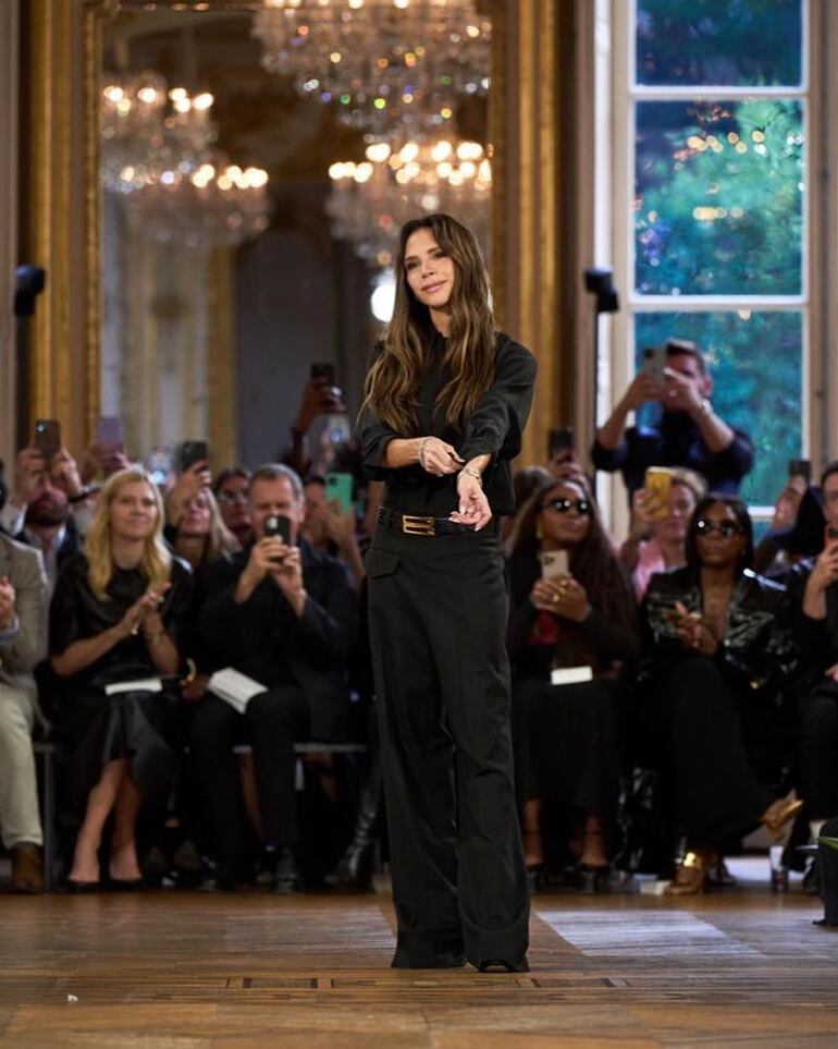 ¡Divina! Victoria Beckham con un look Total Black en la presentación de su colección primavera-verano 2024. 
(Instagram/Victoria Beckham)