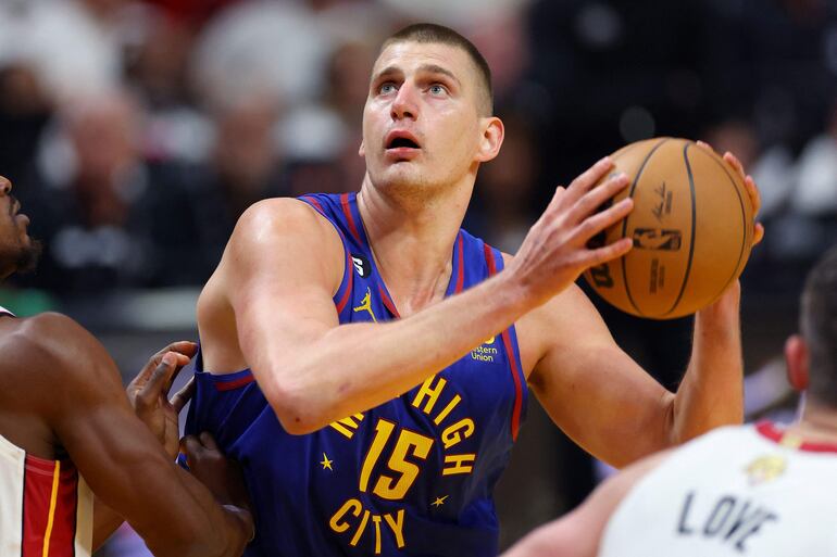 La estrella de los Denver Nuggets, Nikola “Joker” Jokic (28 años), hizo historia anoche en las finales de la NBA al registrar  por primera vez    un triple doble de 32 puntos, 21  rebotes y 10 asistencias, en la victoria sobre Miami Heat 109-94. EFE