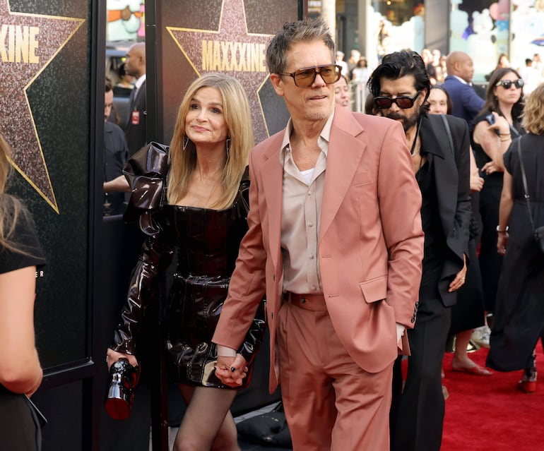 Kyra Sedgwick y Kevin Bacon llegando de la manito a la premier de "MAXXXINE" en Hollywood, California. (Kevin Winter/Getty Images/AFP)
