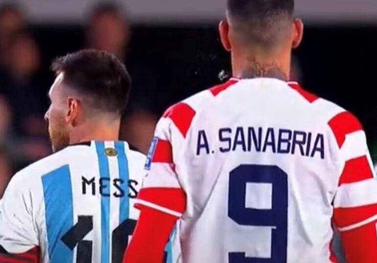 Acción entre Lionel Messi y Antonio Sanabria durante el partido entre Paraguay y Argentina.