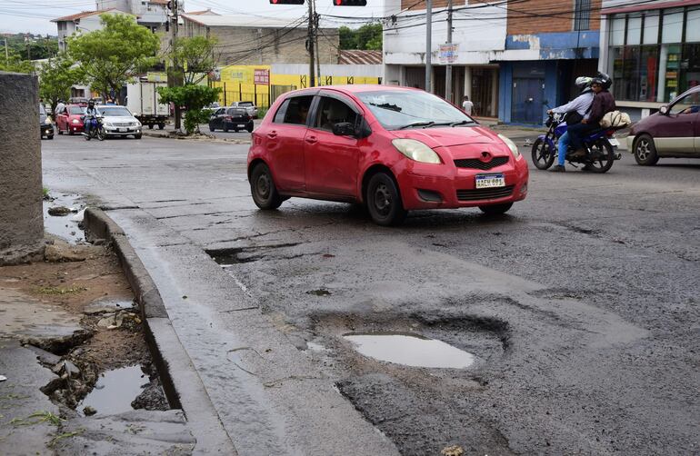 Hundimientos, baches y veredas rotas en la avenida Fernando de la Mora. 