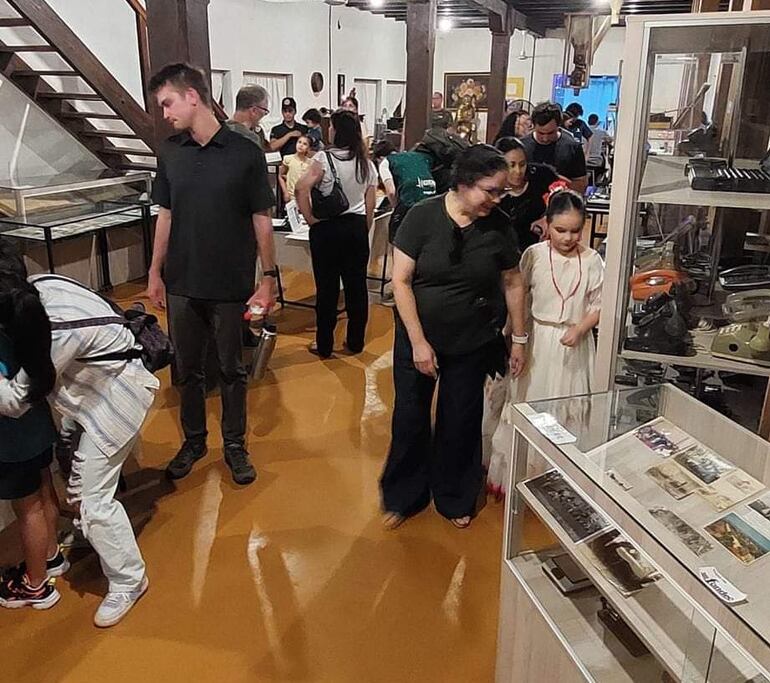 Jóvenes, adultos y niños mostraron interés en la Noche de los Museos. 