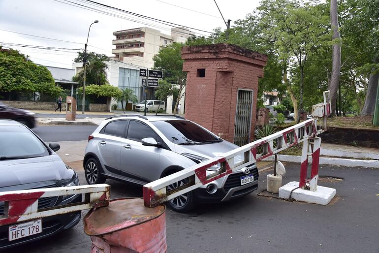 Portón principal del Parque Carlos Antonio López, donde una joven recibió un disparo en la noche del lunes tras ser asaltada.