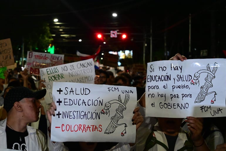 Con creativas pancartas en contra del Gobierno, estudiantes cerraron la avenida Mariscal López el martes.