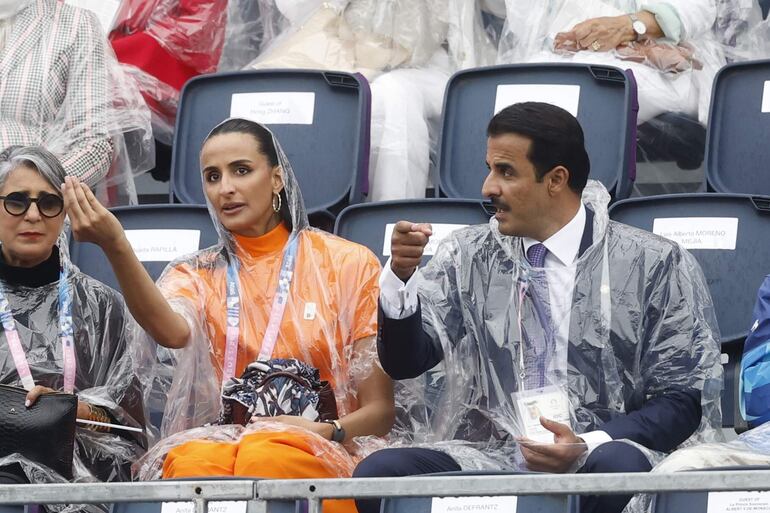 El emir de Catar, Tamim bin Hamad Al Thani, y Hind bin Hamad bin Khalifa Al Thani en la tribuna de autoridades en la Plaza del Trocadero para asistir a la ceremonia de inauguración de los Juegos Olímpicos de París 2024, este viernes en la capital francesa. (EFE/ Juanjo Martín)
