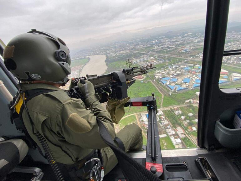 Fotografía cedida por las Fuerzas Armadas de Ecuador de militares sobrevolando la Penitenciaria del Litoral, tras un amotinamiento en el centro carcelario, en Guayaquil (Ecuador).  Familiares del narcotraficante ecuatoriano 'Fito' Macías, deportados desde Argentina.