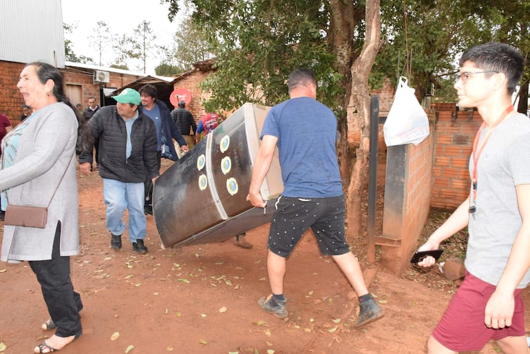 Los vecinos procedieron a desalojar a los ocupantes de la vivienda.