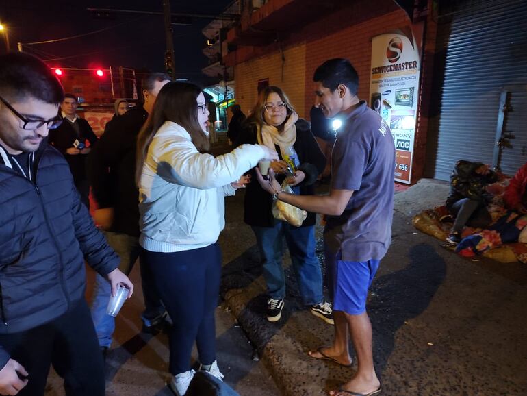 Jóvenes se organizan en “Noches Solidarias” asistiendo a personas en situación de calle ante el frío