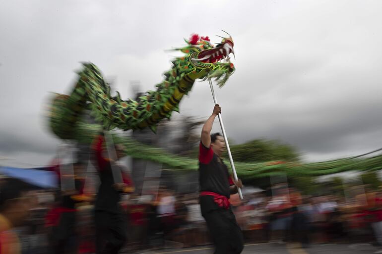 Bali (Indonesia).- Un grupo de bailarines realizan la tradicional Danza del Dragón chino durante las celebraciones de la víspera del Año Nuevo Lunar Chino en un templo en Kuta, Bali, Indonesia, el 09 de febrero de 2024. El Año Nuevo Lunar Chino, conocido localmente como ' Imlek', cae el 10 de febrero de 2024, marcando el inicio del Año del Dragón.