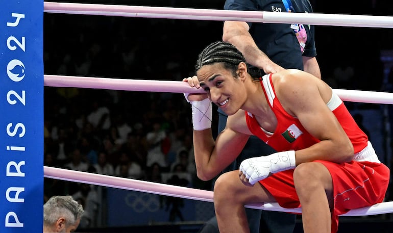 La argelina Imane Khelif sale después de su ronda preliminar femenina de 66 kg de octavos de final de boxeo contra la italiana Angela Carini durante los Juegos Olímpicos de París 2024 en el North Paris Arena, en Villepinte, el 1 de agosto de 2024. 