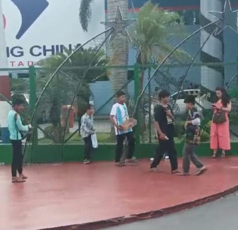 Grupo de niños vendedores frente a un conocido shopping de Saltos del Guairá.