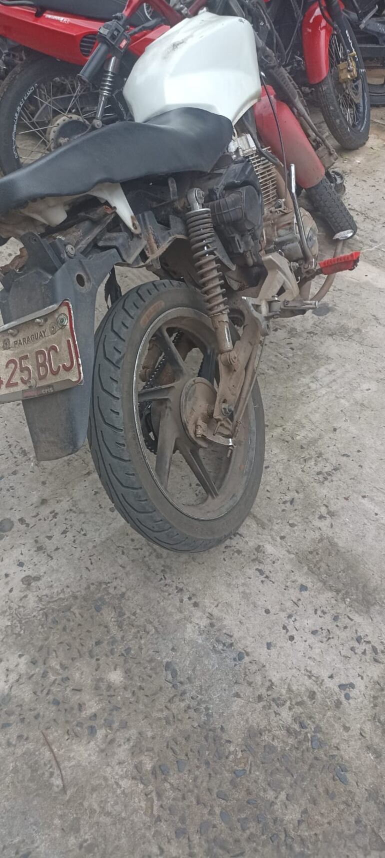 Moto del afectado por el choque de un bus en Asunción. (gentileza).