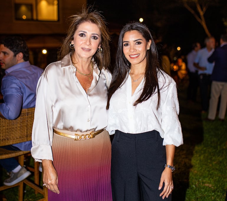 Coral Benítez de Guanes y Pamela Zavala.