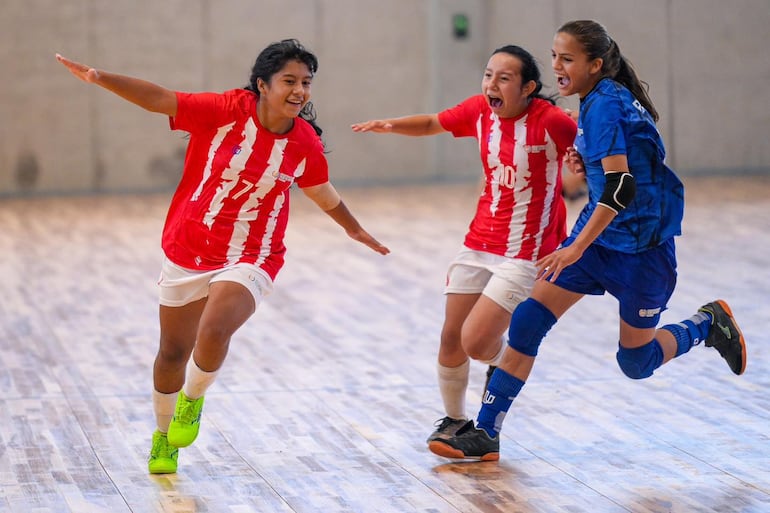 Las chicas de futsal también se anotaron al medallero con plata.