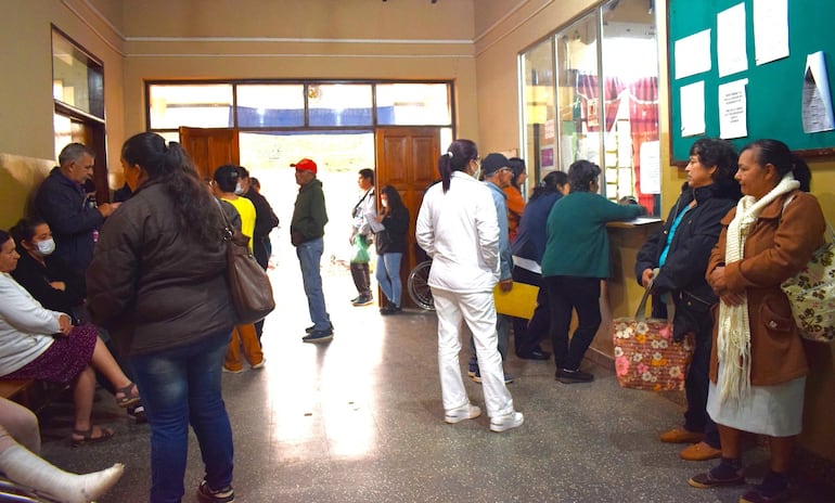 Numerosas personas aguardan en  Admisión del hospital de Carapeguá, de referencia en el noveno departamento.