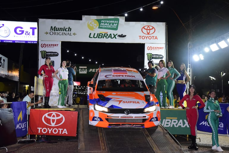 Líder del campeonato, Agustín Alonso en la rampa de partida del Rally de Caaguazú, anoche.