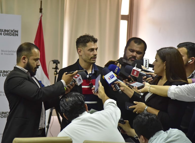 Abogado Enrique Wagener se presentó a la subasta de la Costanera, que quedó desierta.