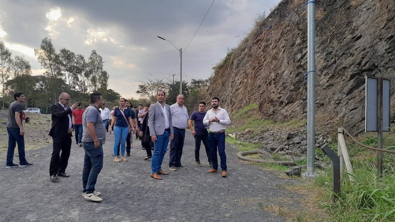 La iluminación del Cerro Ñemby fue uno de los cuestionamientos realizados por el concejal Martínez y un grupo de ciudadanos de Ñemby. En este lugar se facturó por 21 columnas, pero solo fueron instaladas 11, según la denuncia.