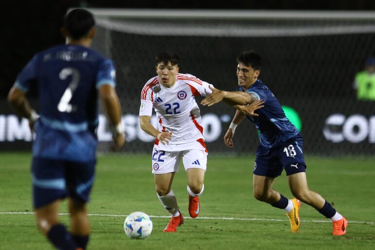 Lucas Guiñazú (d), jugador de la selección de Paraguay, disputa un balón con Leandro Hernández, futbolista de Chile, en el partido de la última fecha del Grupo A del Sudamericano Sub 20 en el estadio Polideportivo Misael Delgado, en Valencia, Venezuela.