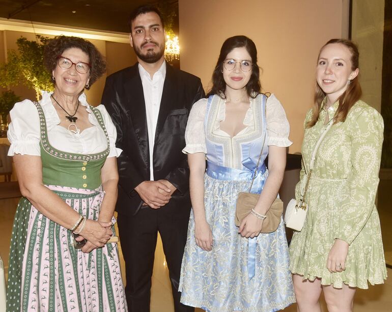 Margarita Goligorsky, Daniel Balbuena, Camila Goligorsky y Ann-Sophie Stripp.